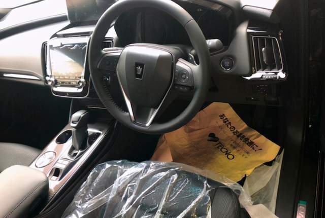 全新第15代皇冠街头实拍，配3.5L V6发动机，售价30万