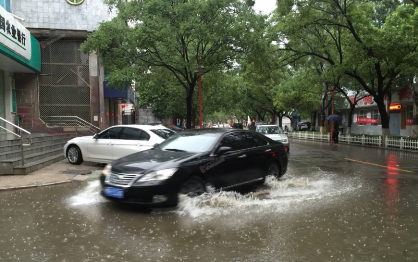 大雨来临，雨天行车的五个注意事项，关键时可以保命