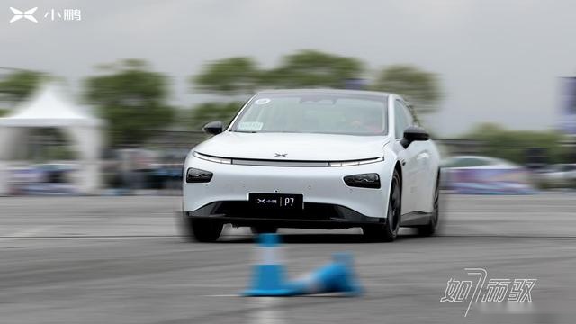 试驾｜4.3秒破百，智能轿跑小鹏P7单挑特斯拉Model S