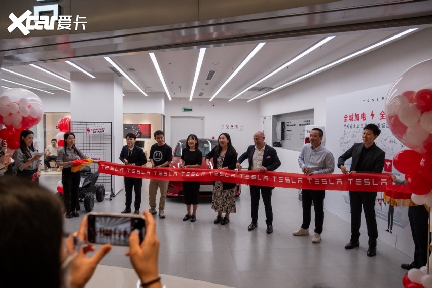 长沙首家2.0版本特斯拉体验店开业，极简风科技感满满，速来打卡