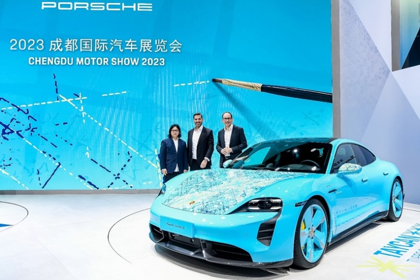 成都车展丨艺术家丁乙用画作为 Taycan Turbo S赋予个性魅力