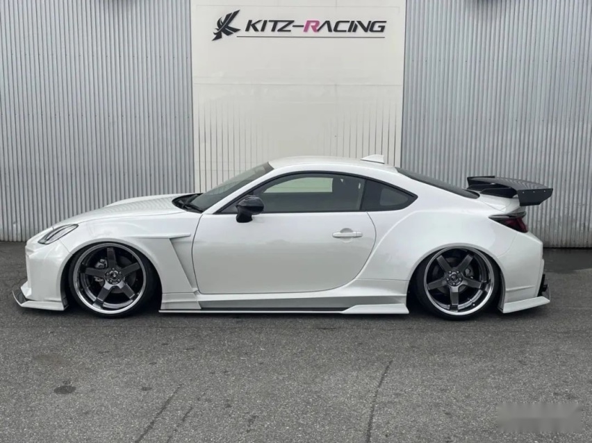KUHL改装宽体GR86/BRZ，风格神似2000年初的《极品飞车》
