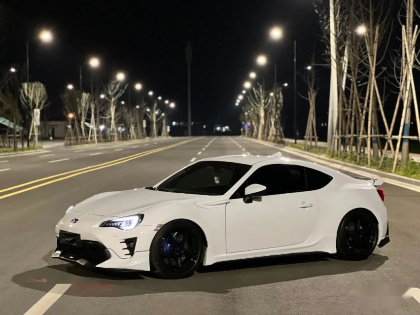 宽体竞技风斯巴鲁BRZ，玩着玩着玩出了一家改装店？