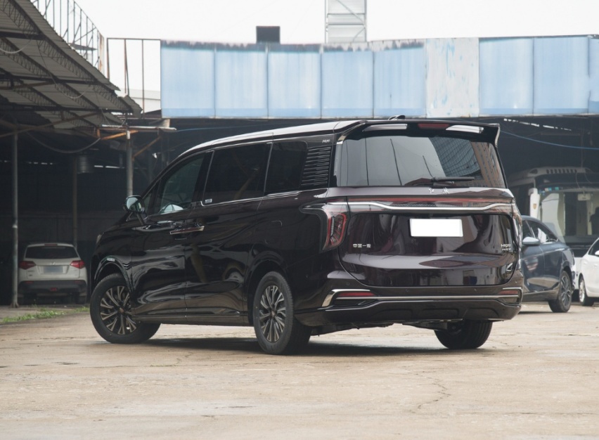 一汽红旗打造的MPV，搭载2.0T混动，续航833km