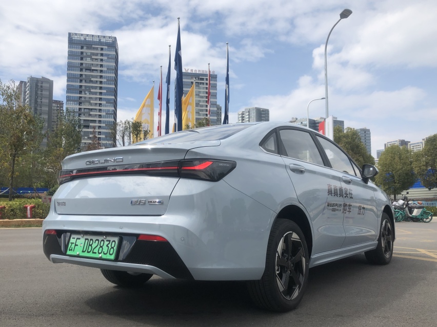 家庭出行利器！新EU5 PLUS续航、舒适、造型全面进化