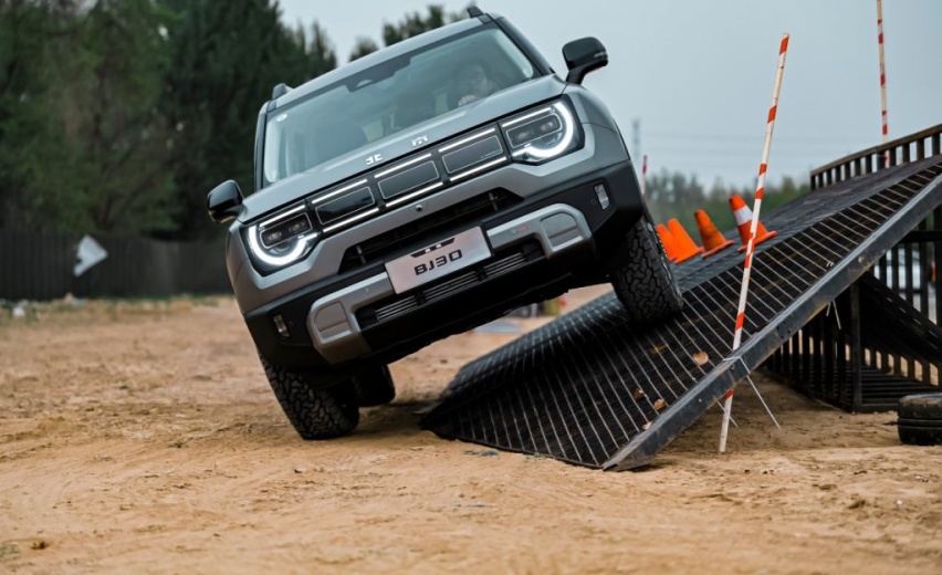 “轻野”还能有多野？不充电的电四驱轻野SUV BJ30告诉你答案