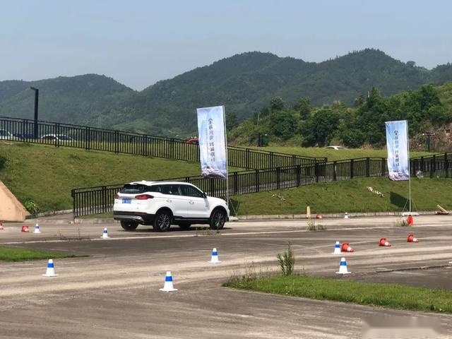 试驾博越PRO:搭载保时捷、路虎同款四驱,性能表现优异