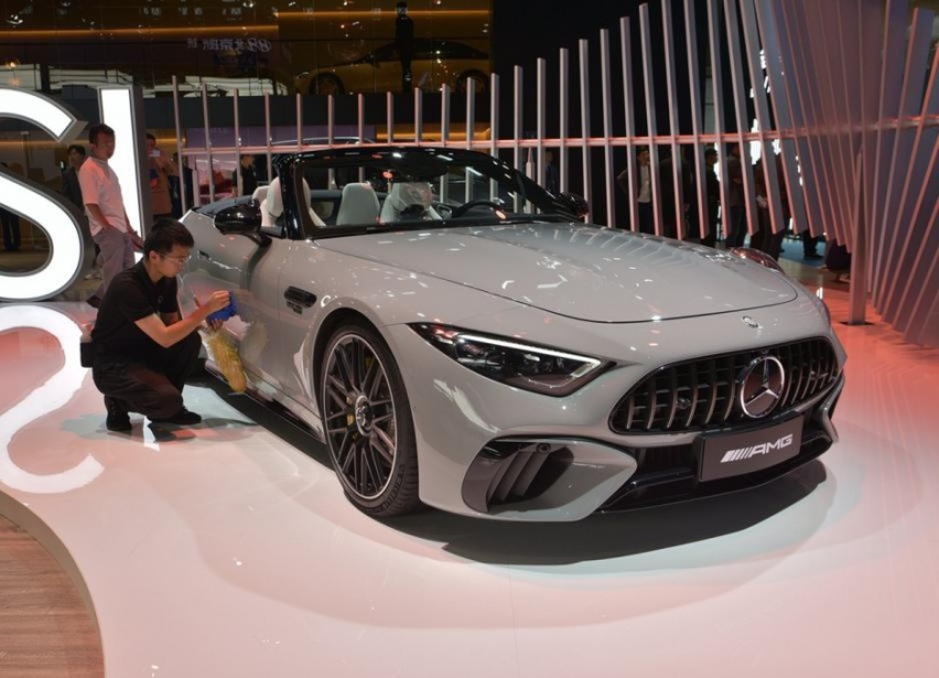 200万只能盯着燃油车，新AMG SL 63，敞篷跑车吸睛无数
