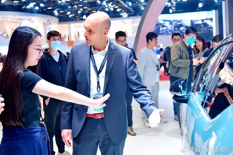 宝马高管竟然也在极氪展台，现场都围满了人，真的是火啊