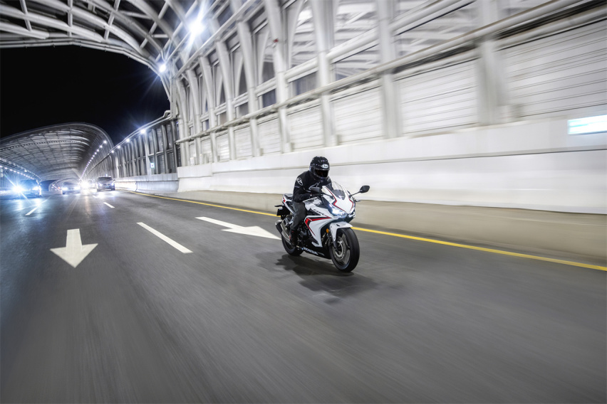 入门中小排量仿赛摩托，本田CBR400R，车身灵活操控易上手