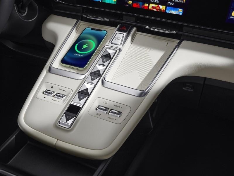 四驱车卖出两驱价！15.98万起的哈弗枭龙MAX，如何狂虐合资SUV？