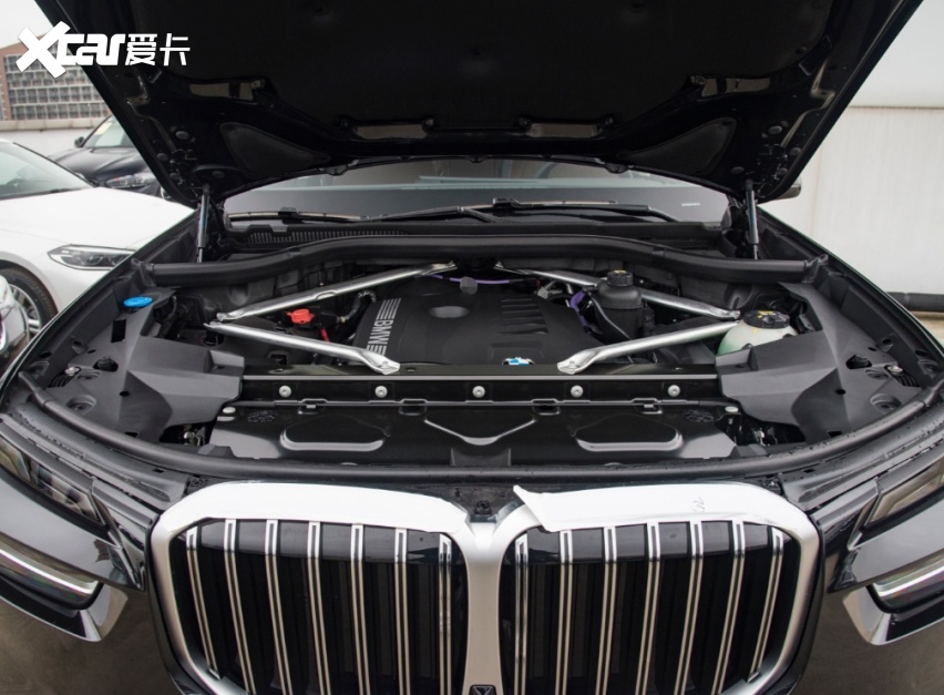 宝马suv,可自动倒车200米,搭载4.4t 空气悬架