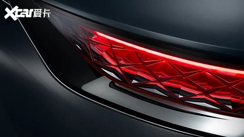 ds7黑线版的尾灯装饰,车窗环绕和车顶横梁等外部元素均采用亮黑色着色