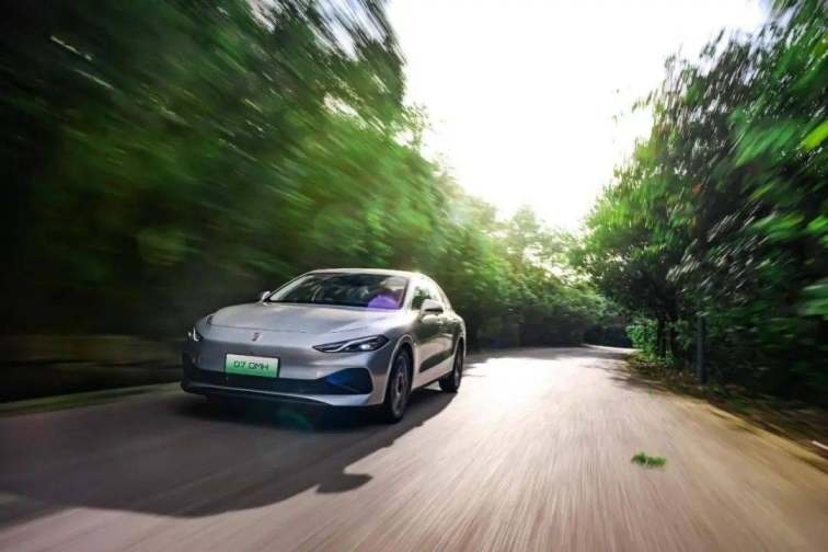 真实亏电油耗3.4L/100km，荣威D7 DMH让秦PLUS DM-