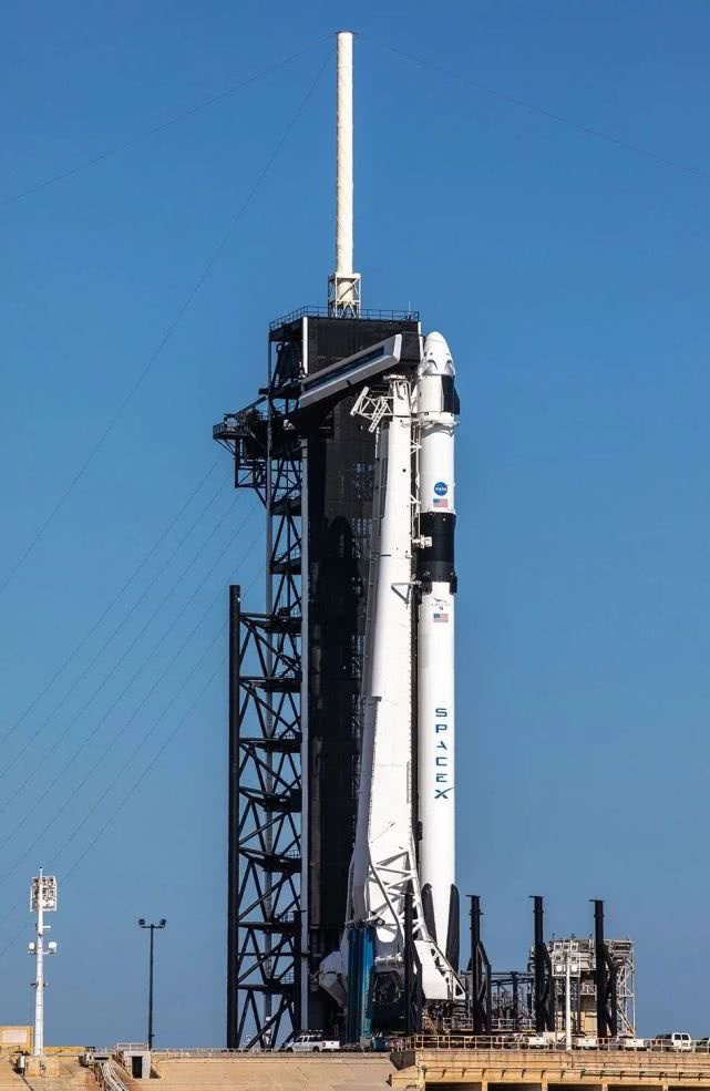 SpaceX载人上太空：九个关键阶段与两位优秀的宇航员