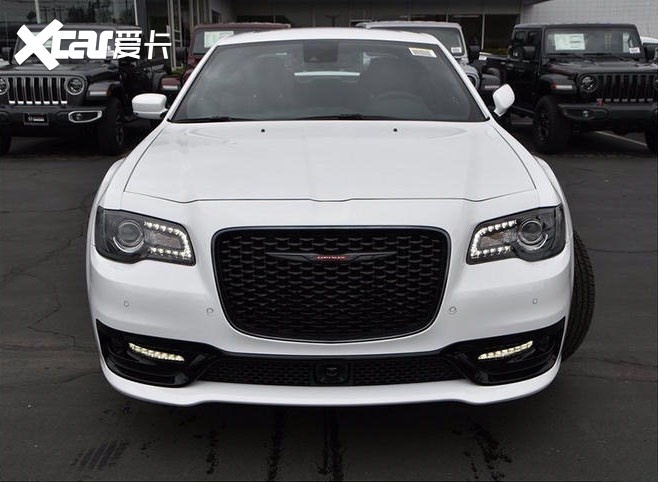 克莱斯勒300s海外实拍 熏黑套件加持 运动感十足