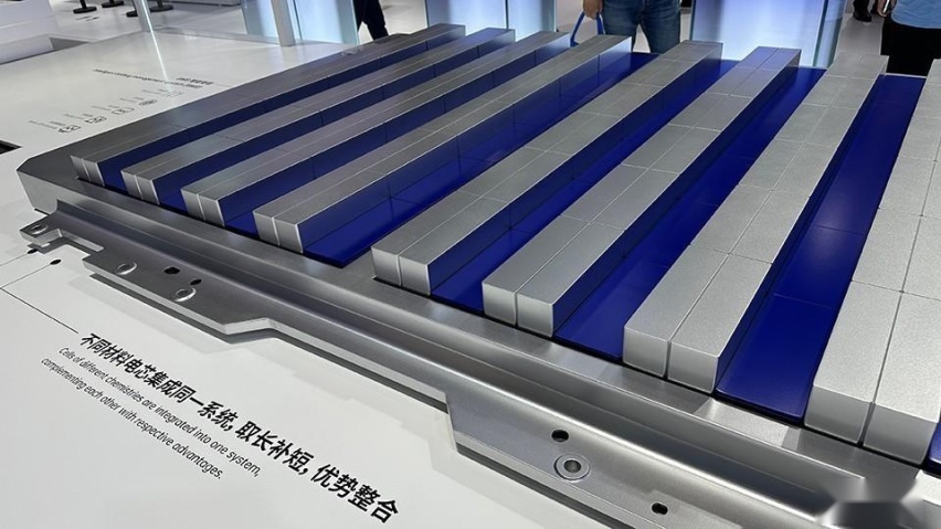 小米SU7用二代麒麟电池，900V是天花板，民用版有6C快充？
