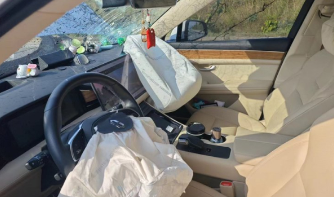 问界M5正面撞击行车道静置施工车：撞击力度很大，车辆几乎全损