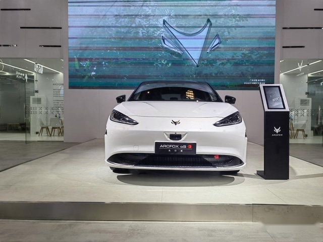 森系座驾18.58万起，最高1万元置换补贴，极狐汽车新豪华座驾值麻了
