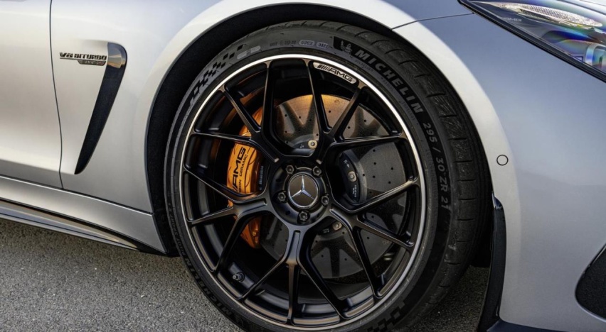 新一代奔驰AMG GT跑车，4.0T V8+9AT，液压防侧倾锻铝悬挂