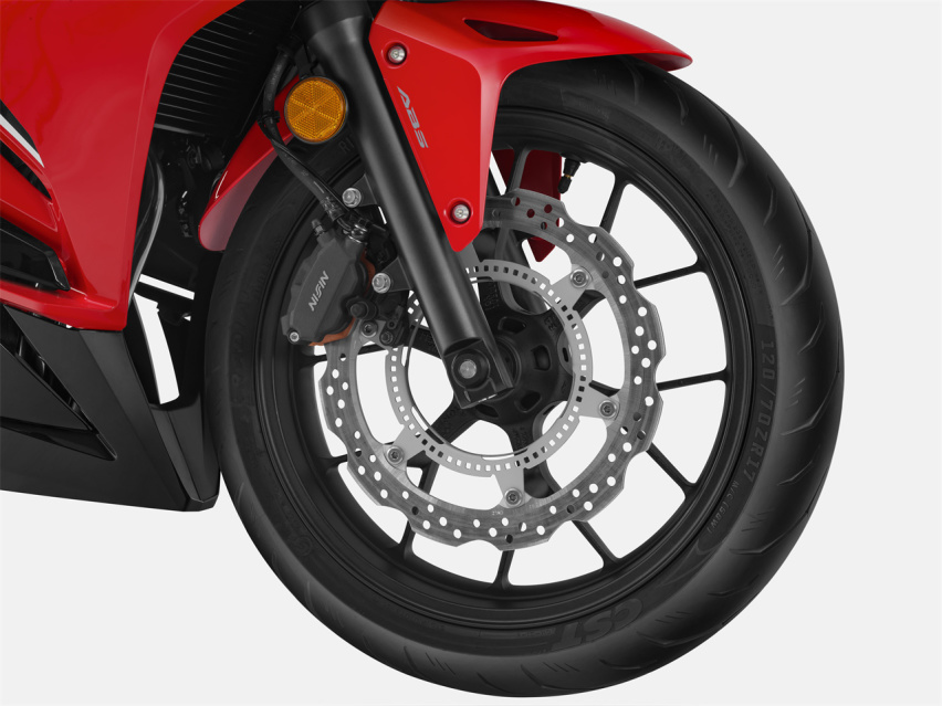 入门中小排量仿赛摩托，本田CBR400R，车身灵活操控易上手