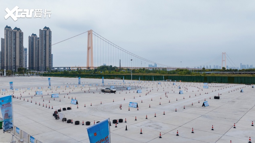 特斯拉赛博越野旅行车登陆武汉 灵动驰骋赛道