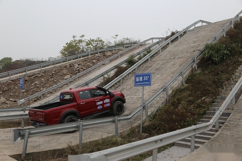 在中国汽研场地内设置了多条坡道,客观评测选择30°纵坡