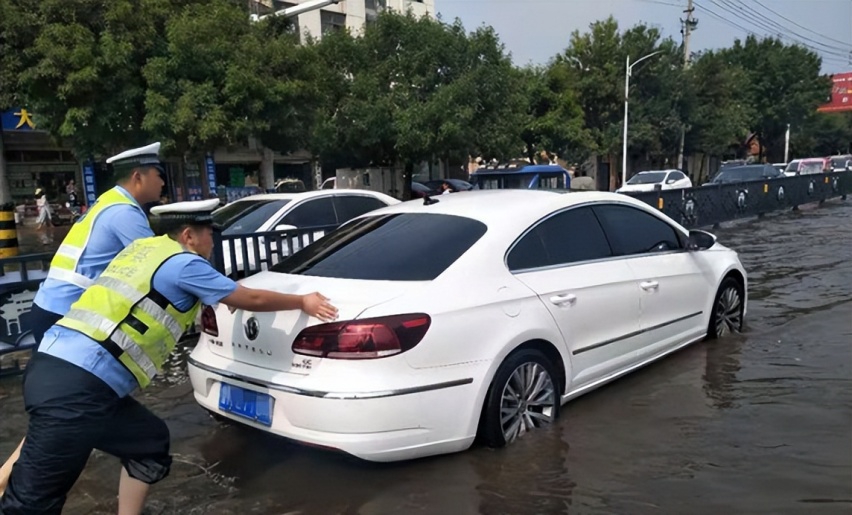 通过积水路段，油车和电车哪个更容易趴窝？