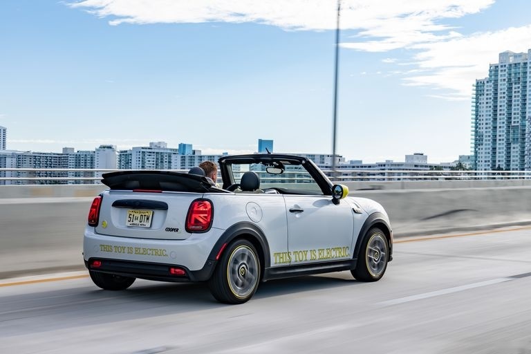 英伦小敞篷Mini Cooper SE纯电概念车发布，7.7s破百