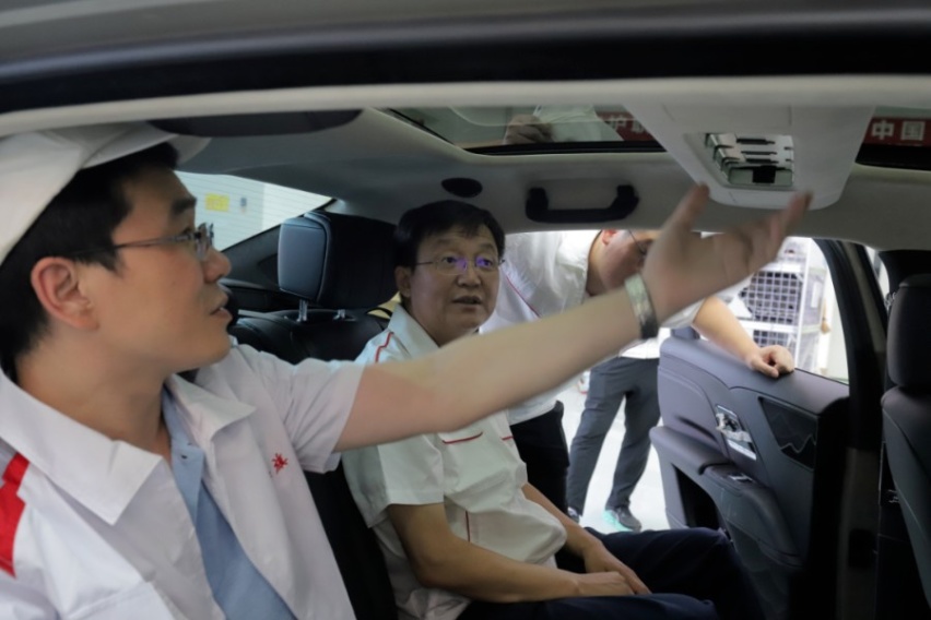 尺寸对标S级，搭载V6混动系统，红旗C801首台样车下线