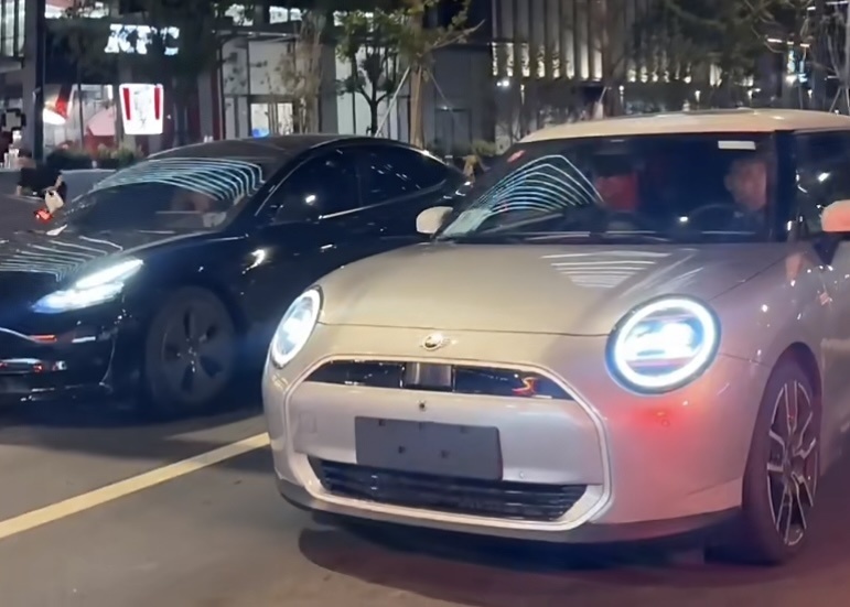 宝马、长城联手打造！国产纯电MINI实车现身，配“光束汽车”尾标