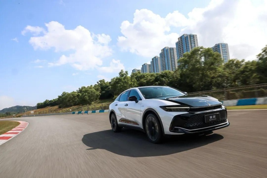 谁在2023年买皇冠SportCross？