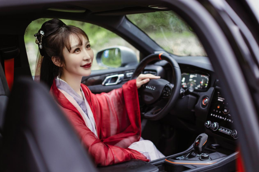 侠女闯江湖，偶遇领克02 HatchBack竟然放弃穿越？