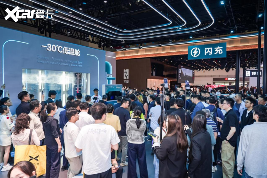 北京车展顶流实锤！比亚迪E3馆炸场，明星老外齐打卡