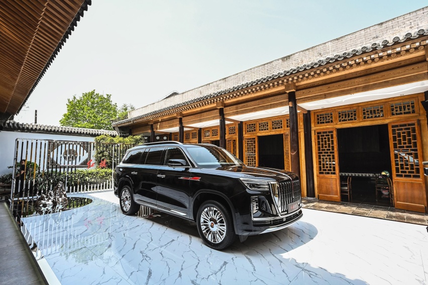 国产“最大块头”亮相，比总统版领航员还大，配V8引擎，四个座位
