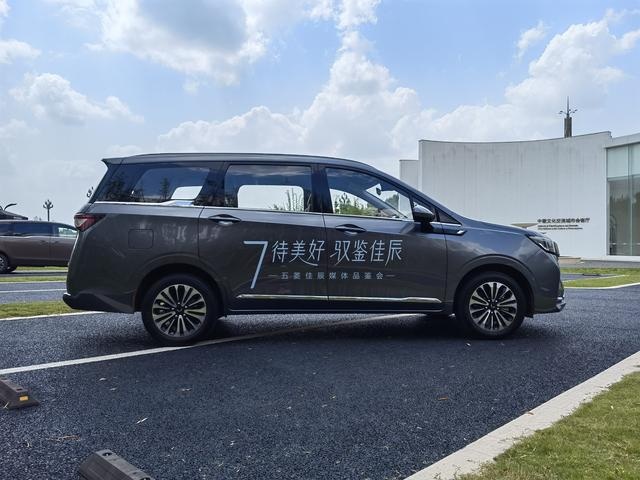 试驾五菱佳辰：给足第三排面子，车机反应快，对得起这价格