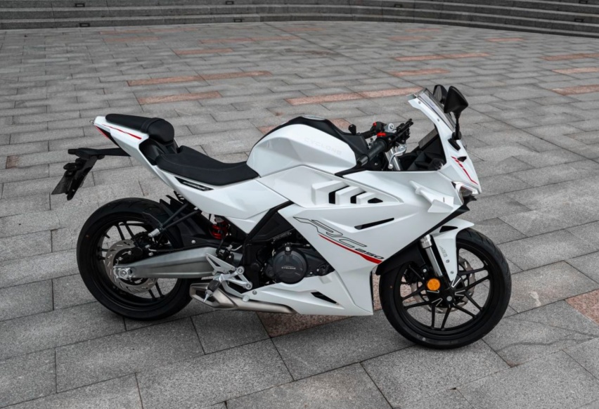 入手价不到1.5万？纯白赛科龙RC250：标配ABS、TCS，新手首选