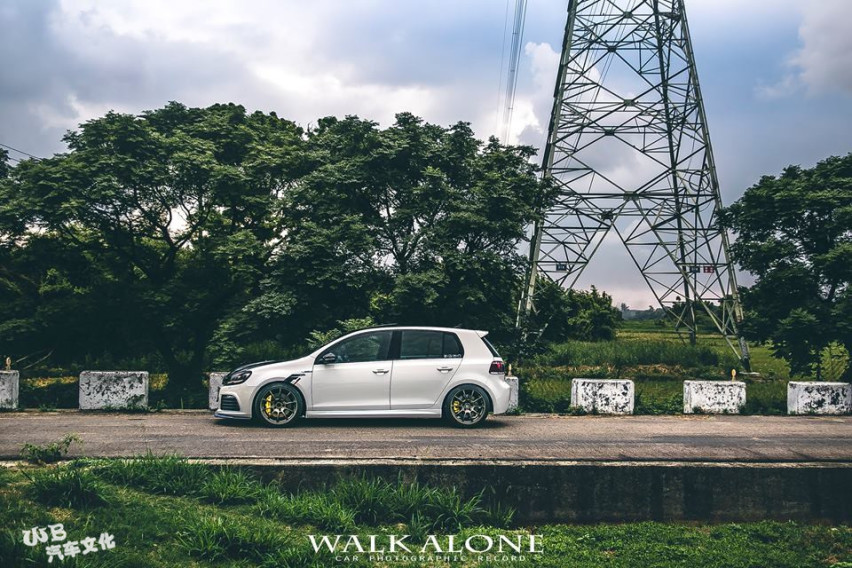 乡间小路中的一台钢炮高尔夫6 GTI