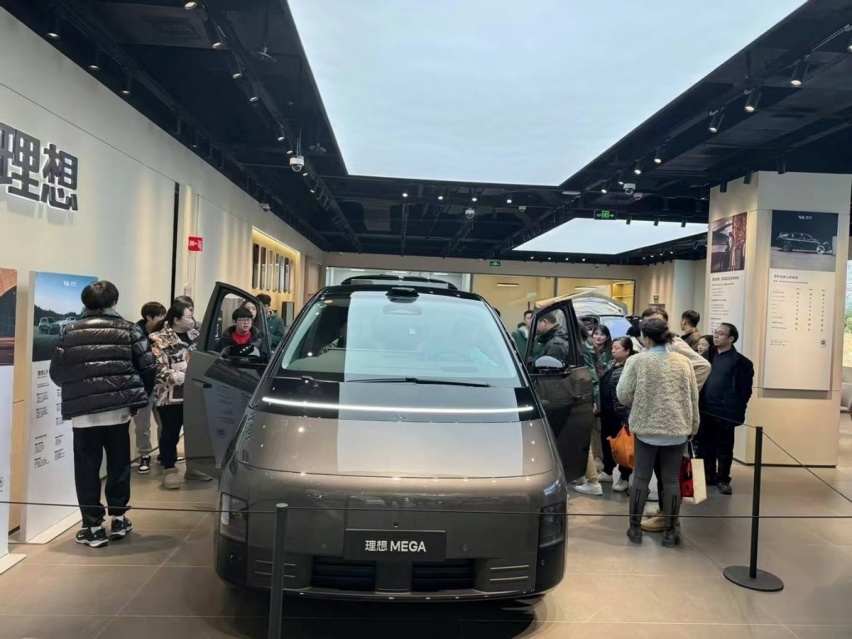 理想MEGA“和谐号”火爆网络，设计美学再获网友盛赞