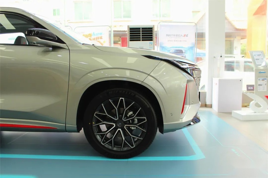 抢先实拍长安欧尚Z6，1.5T输出188马力，外观极科幻的大五座SUV