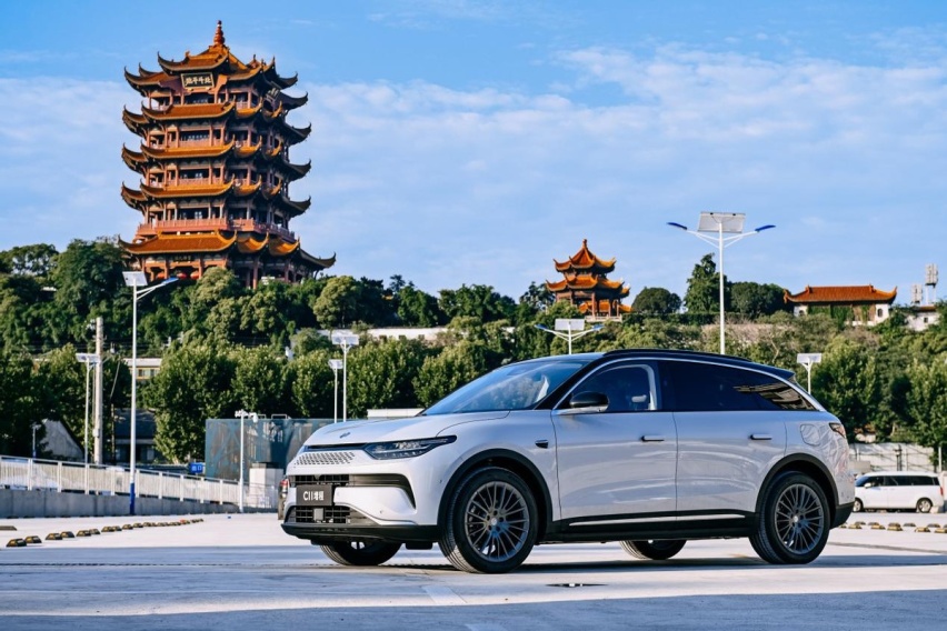 车长超五米，标配前双叉臂+后五连杆悬架，原本就卷还玩起官降？