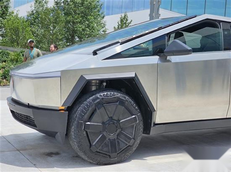 接近量产状态 特斯拉Cybertruck赛博皮卡实车曝光