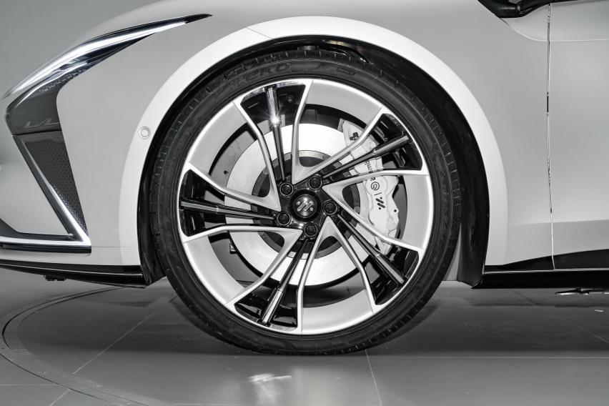 纯电动豪华车，智己L7实车，风阻0.21Cd，3.9秒破百