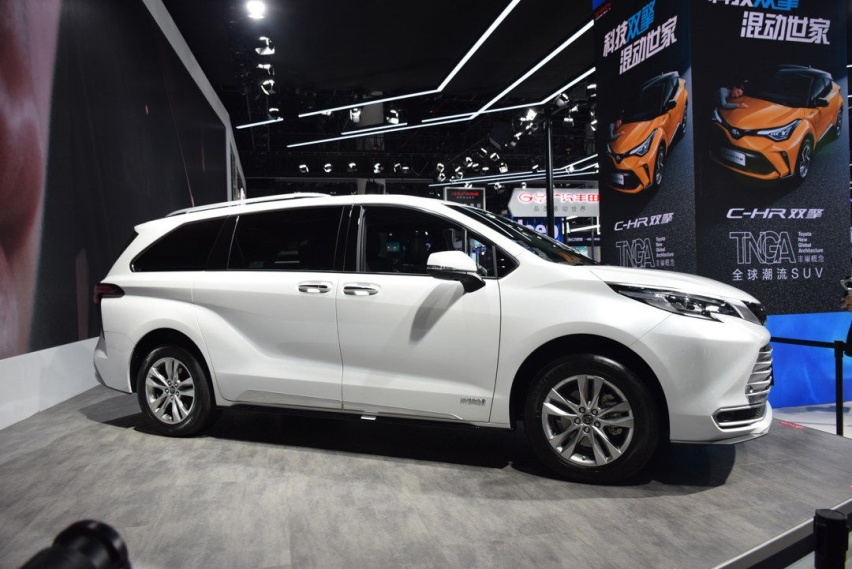 丰田Innova crysta官图正式发布，被誉为小号赛那