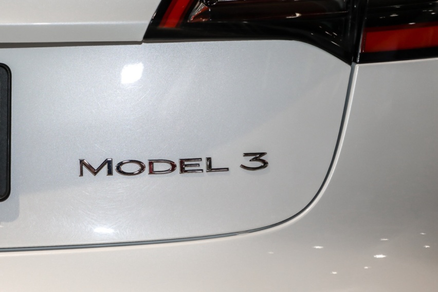 新增双层玻璃/电动尾门！新款特斯拉Model 3值不值