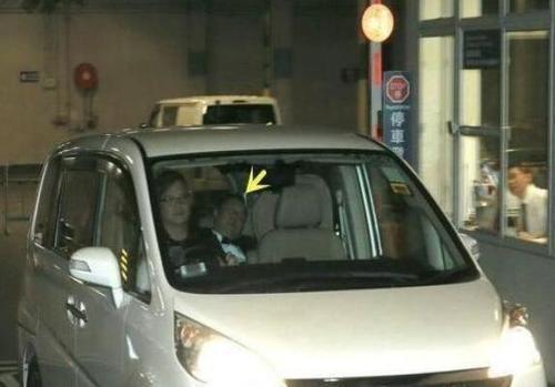 曾志伟有多土豪？把奔驰和跑车都扔车库，为了喝酒居然特意买辆车