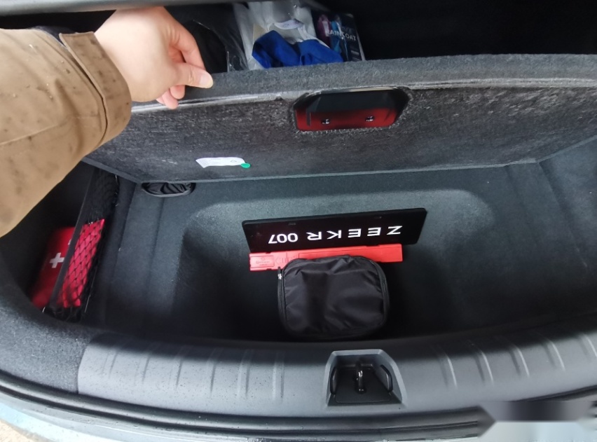 试驾极氪007：风格异于Model 3，百公里电耗22.7kWh