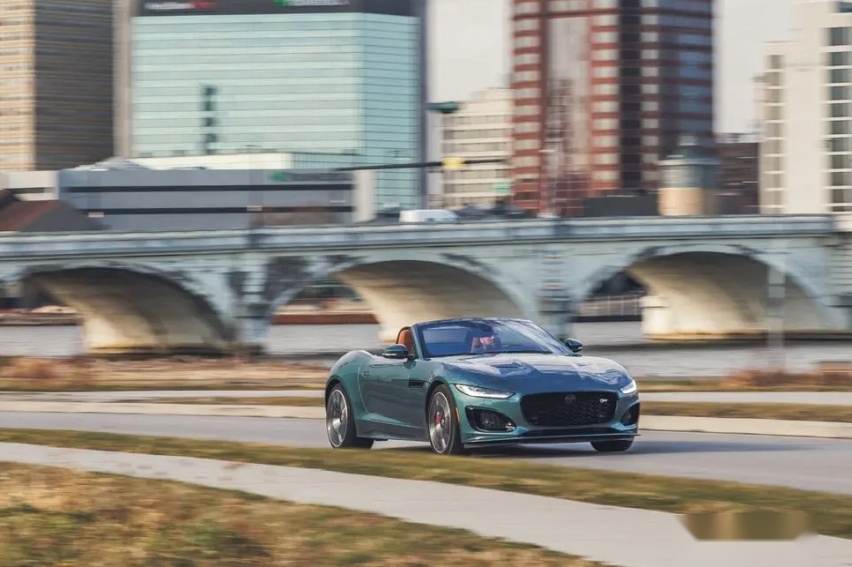 纯正英伦跑车，捷豹F-Type R75敞篷版美图发布，还有5.0升V8