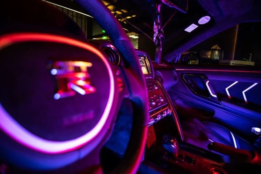 再次进化的日产GT-R R35，单单机舱就放进了两台思域的价格