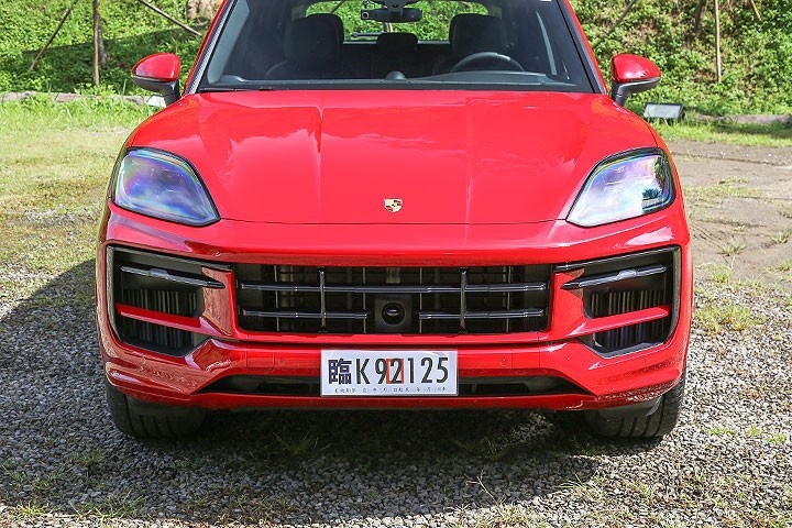 是否全方位都更强大？试驾新款保时捷Cayenne